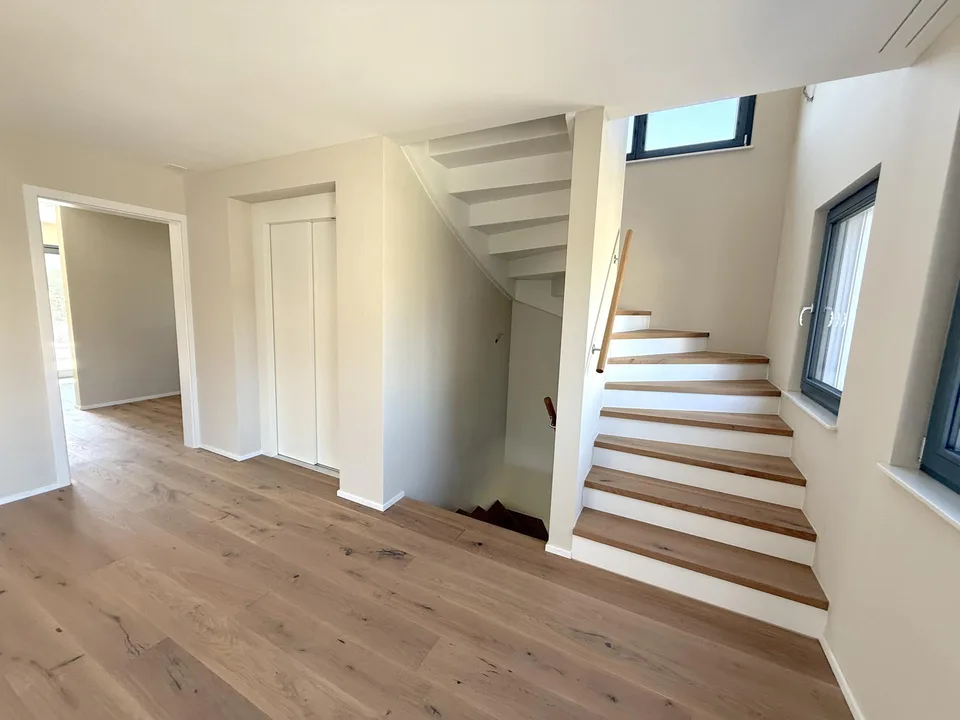 Casa indipendente di 6 locali con ascensore, giardino da sogno in uno dei migliori quartieri residenziali di Dornach – foto 12 di 14