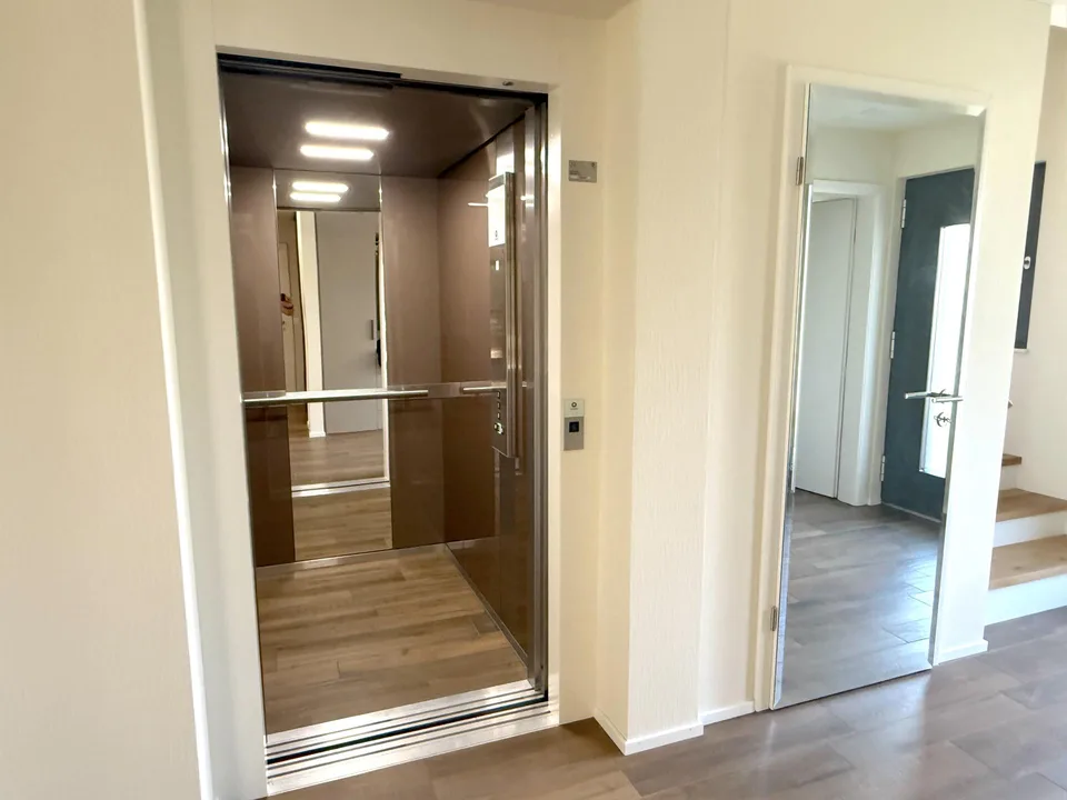 Casa indipendente di 6 locali con ascensore, giardino da sogno in uno dei migliori quartieri residenziali di Dornach – foto 8 di 14