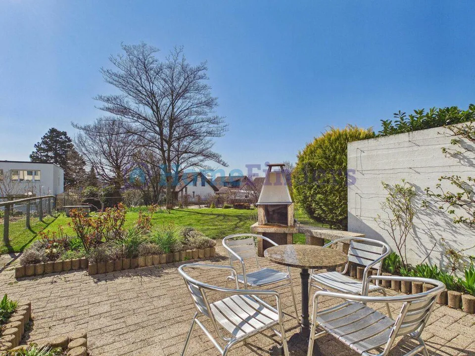 PARADISO FAMILIARE CON GIARDINO SOLEGGIATO E VISTA LONTANA! Copia