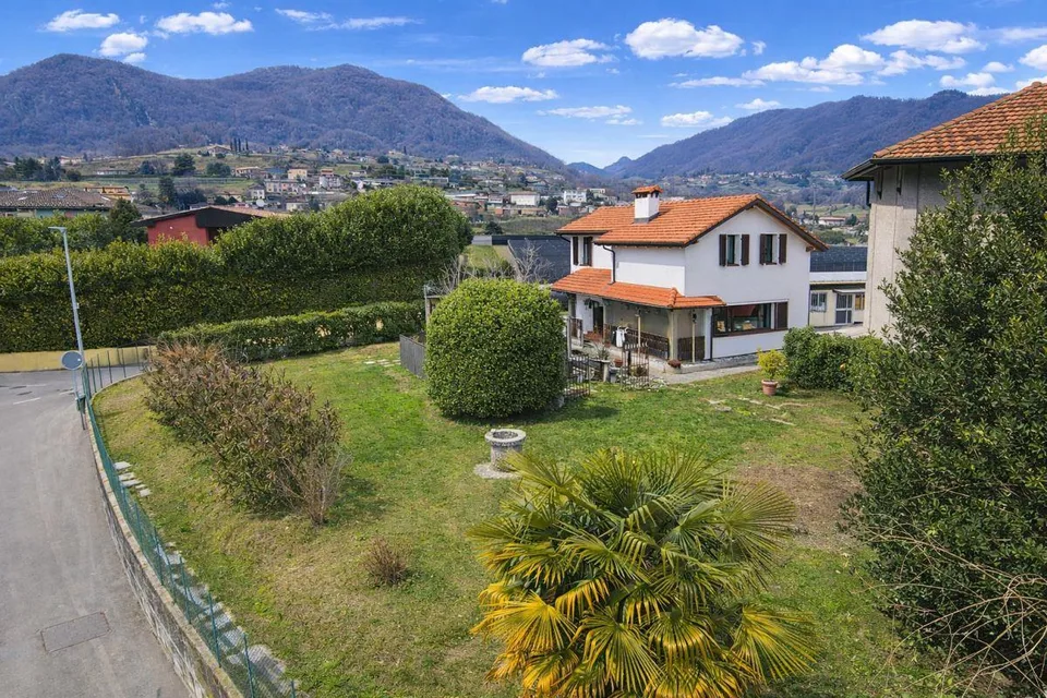 Casa unifamiliare con rustico, ampio giardino e piazzale privato