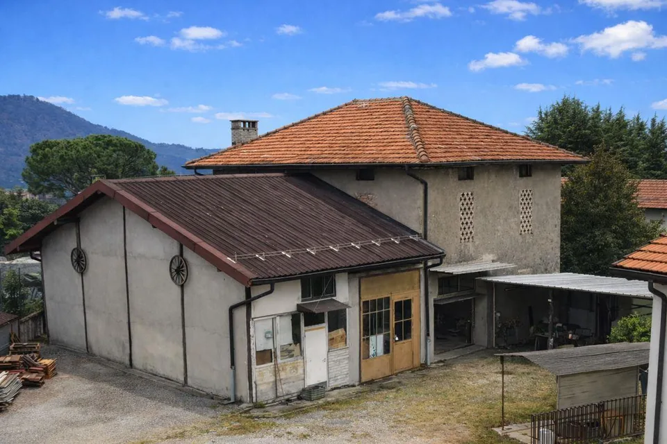 Casa unifamiliare con rustico, ampio giardino e piazzale privato