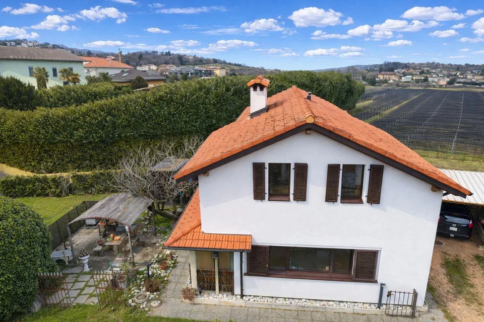 Casa unifamiliare con rustico, ampio giardino e piazzale privato