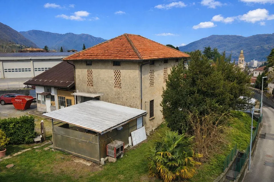 Casa unifamiliare con rustico, ampio giardino e piazzale privato
