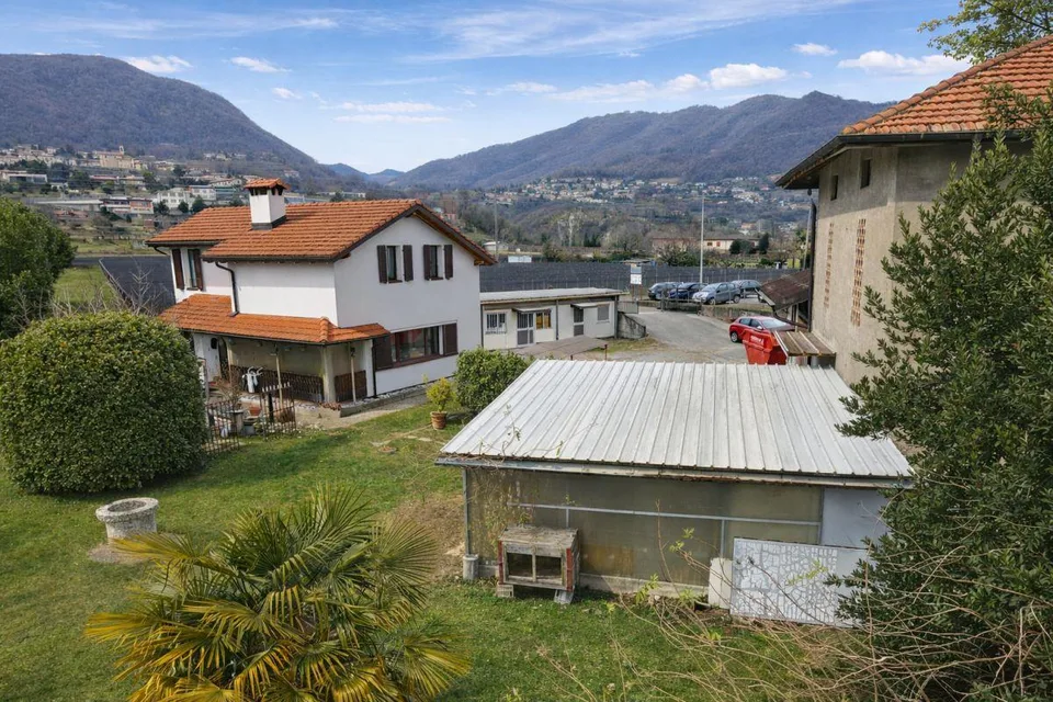 Casa unifamiliare con rustico, ampio giardino e piazzale privato