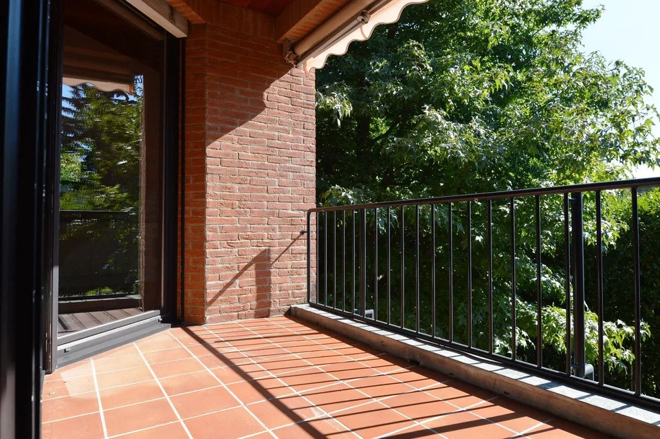 APPARTEMENT 5.5 PIÈCES DUPLEX AVEC TERRASSE DANS PETIT CONTEXTE DANS LE VERT