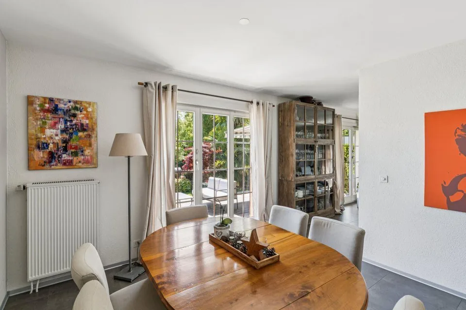 Villa mit atemberaubendem Seeblick in einem bevorzugten Viertel in Bevaix