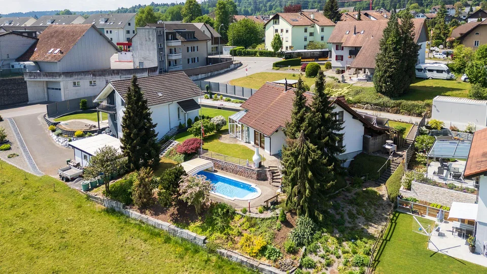 Grosszügiges 4.5-Zimmer-Haus mit Pool in Nesselnbach