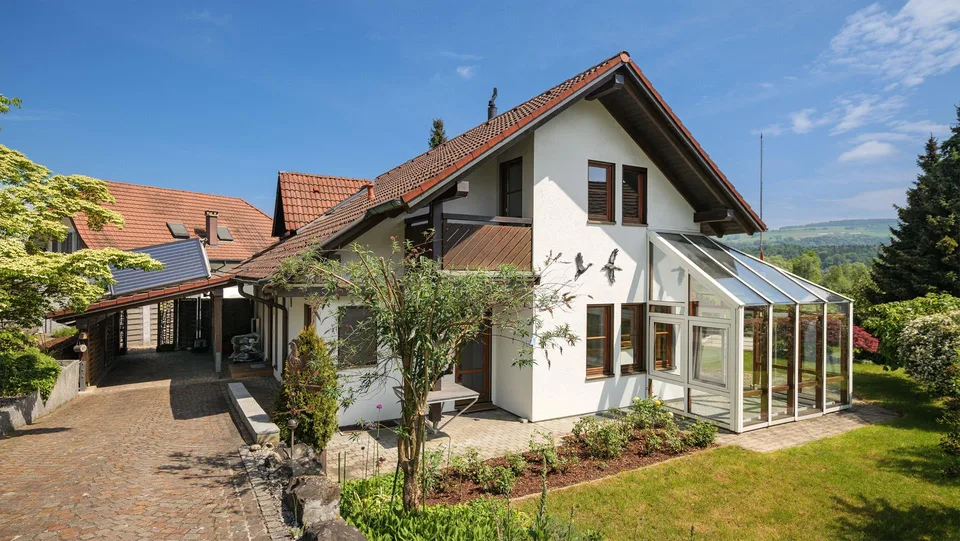 Grosszügiges 4.5-Zimmer-Haus mit Pool in Nesselnbach