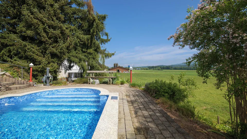 Grosszügiges 4.5-Zimmer-Haus mit Pool in Nesselnbach