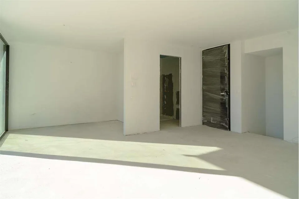 Maroggia: elegantes Maisonette mit privatem Garten, nur zwei Schritte vom See entfernt