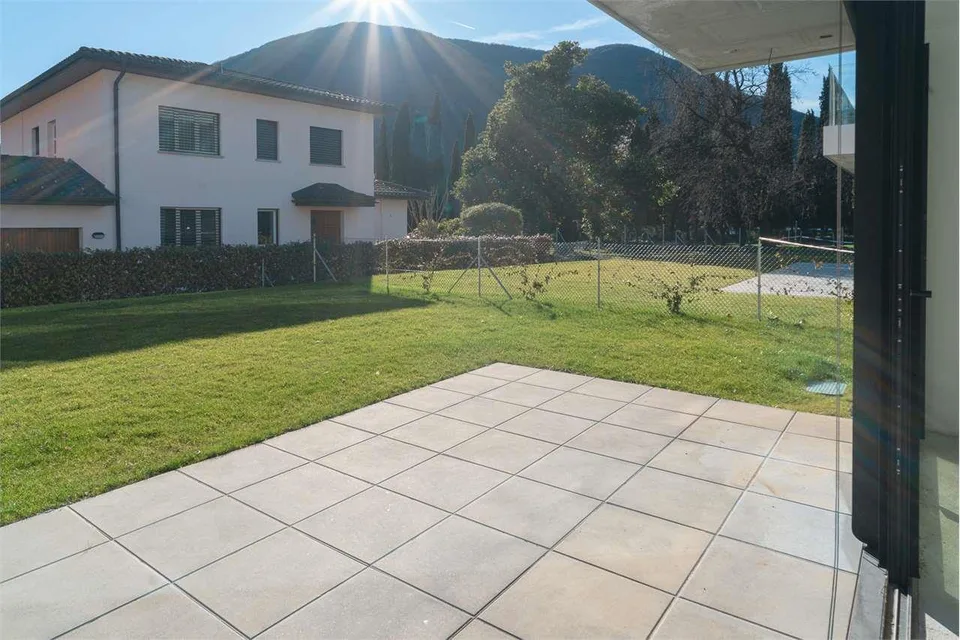 Maroggia: elegantes Maisonette mit privatem Garten, nur zwei Schritte vom See entfernt