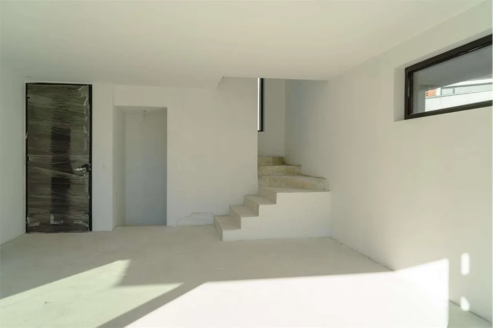 Maroggia: elegantes Maisonette mit privatem Garten, nur zwei Schritte vom See entfernt
