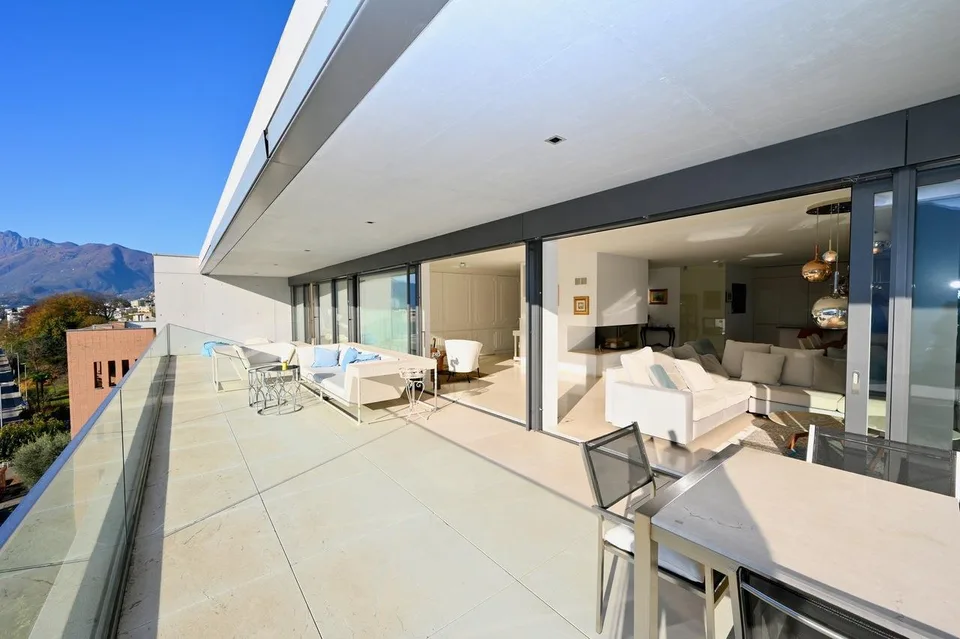 Casa di Vacanza: Attico Duplex di Design con Vista Lago Mozzafiato
