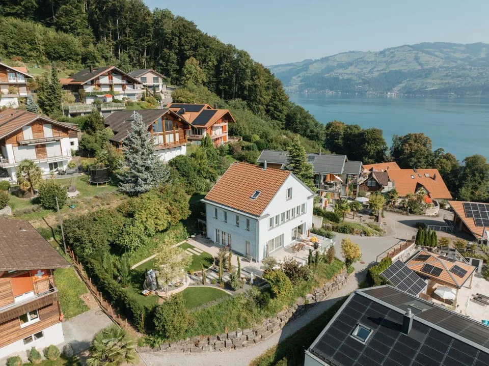 Exklusives Einfamilienhaus über dem Thunersee: Licht. Raum. Aussicht.