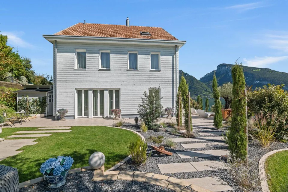 Casa unifamiliare esclusiva sopra il Lago di Thun: Luce. Spazio. Vista.