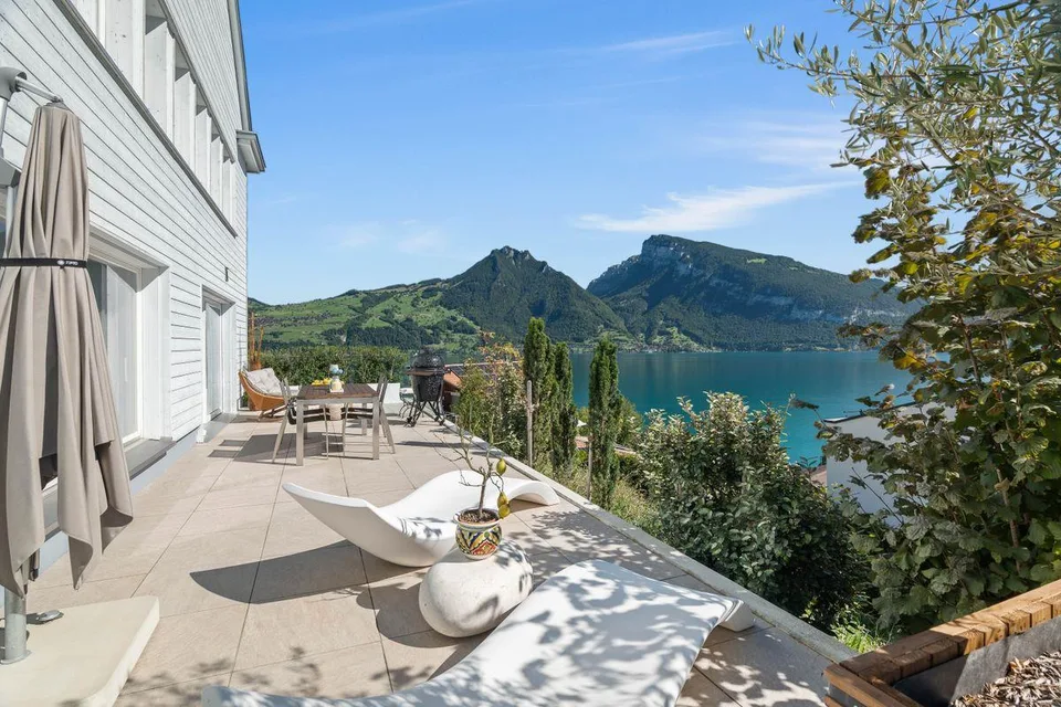 Casa unifamiliare esclusiva sopra il Lago di Thun: Luce. Spazio. Vista.