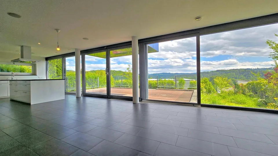 Casa unifamiliare moderna con molto spazio abitativo e una vista panoramica