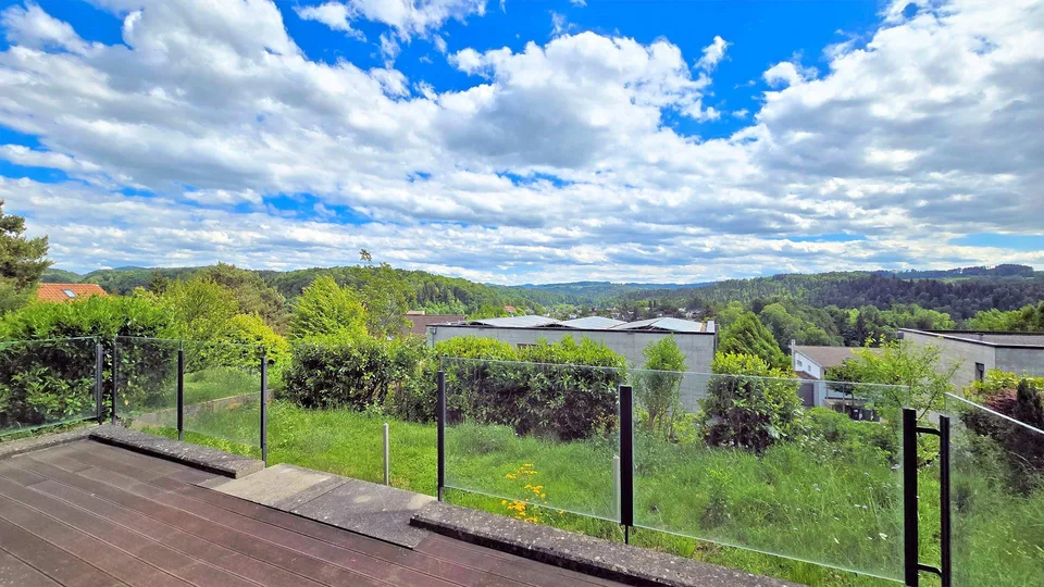 Casa unifamiliare moderna con molto spazio abitativo e una vista panoramica