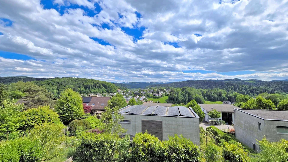 Casa unifamiliare moderna con molto spazio abitativo e una vista panoramica