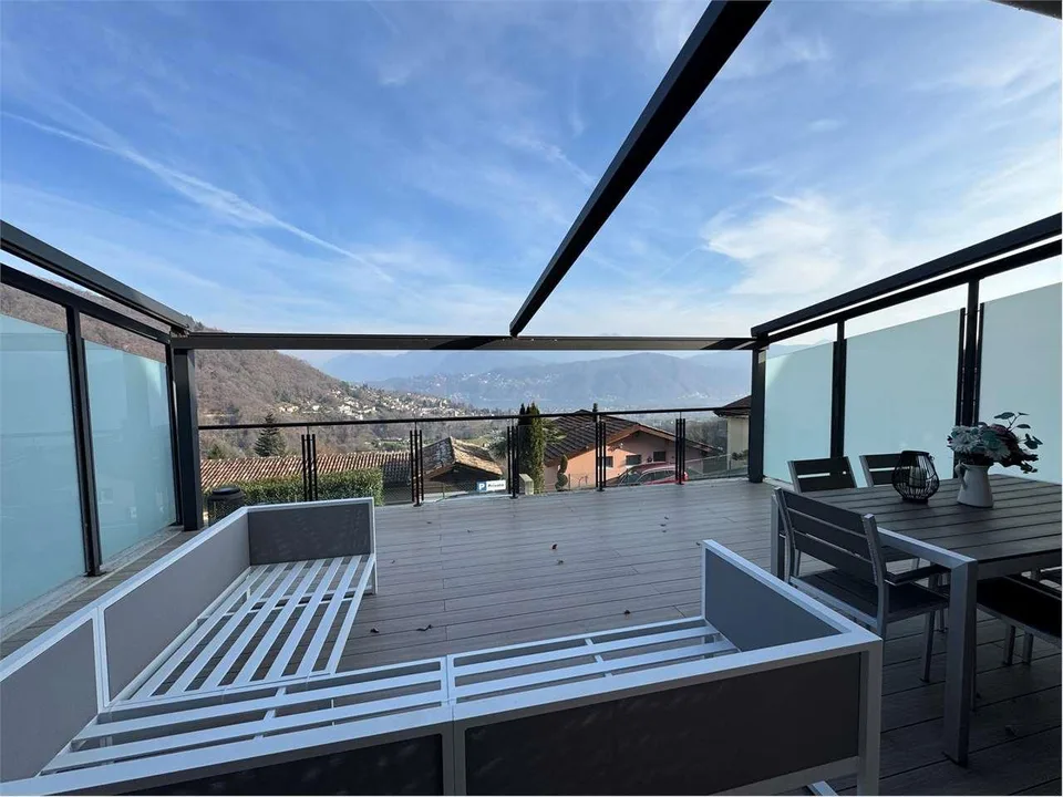 Villa a schiera triplex di 4.5 a Pura con vista lago immersa nel verde