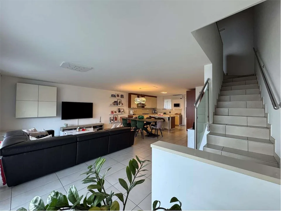 Villa a schiera triplex di 4.5 a Pura con vista lago immersa nel verde