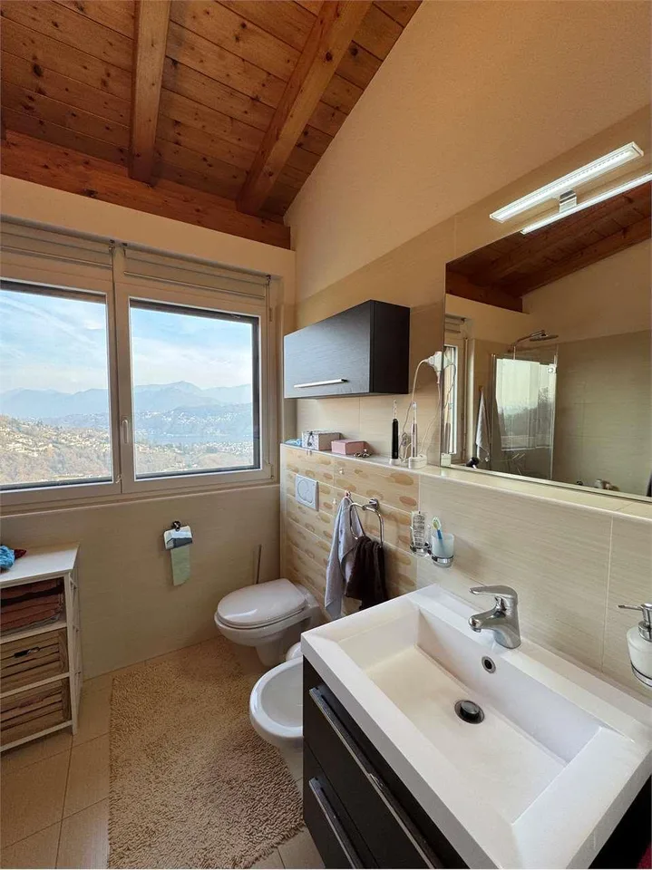 Villa a schiera triplex di 4.5 a Pura con vista lago immersa nel verde – foto 6 di 11