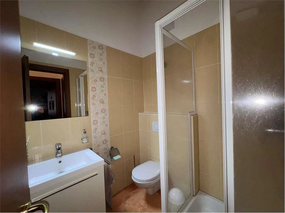 Villa a schiera triplex di 4.5 a Pura con vista lago immersa nel verde – foto 8 di 11