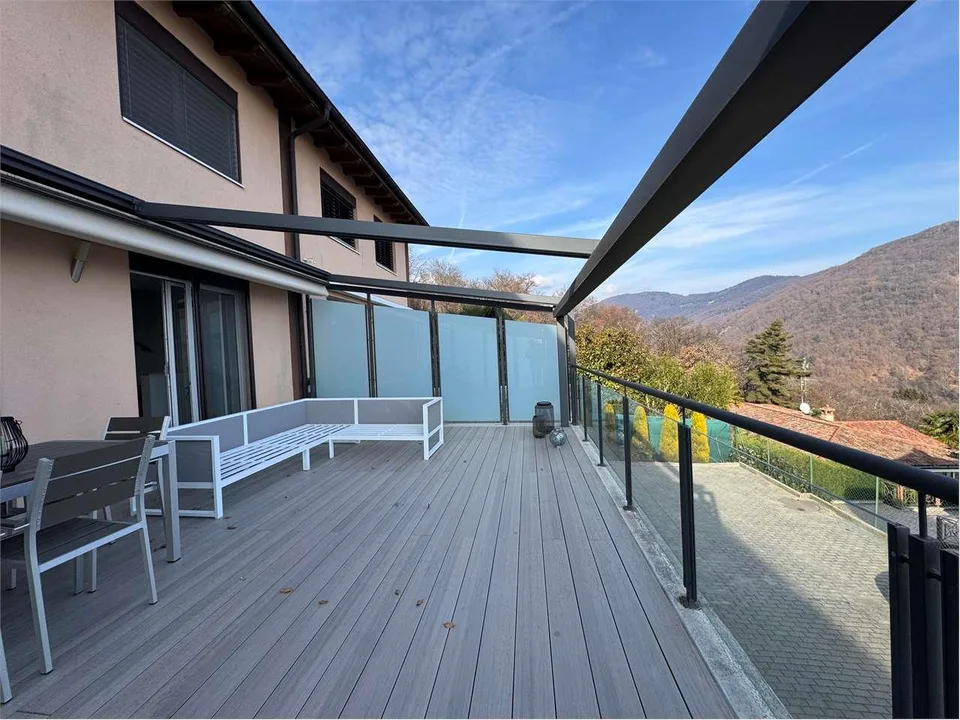 Villa a schiera triplex di 4.5 a Pura con vista lago immersa nel verde