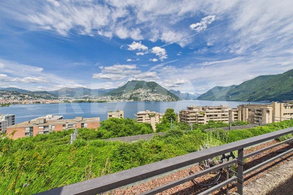 Vista mozzafiato sul golfo di Lugano  elegante appartamento con terrazza