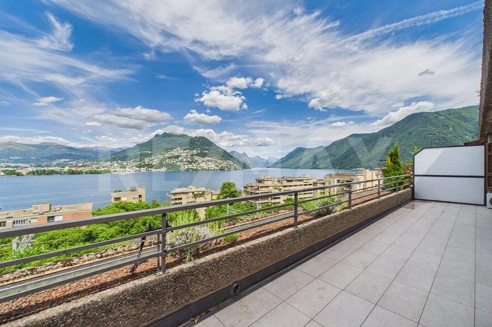 Vista mozzafiato sul golfo di Lugano  elegante appartamento con terrazza