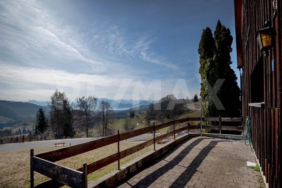 Gemütlich Leben und Geniessen mit Bergsicht in der Gemeinde Bäretswil