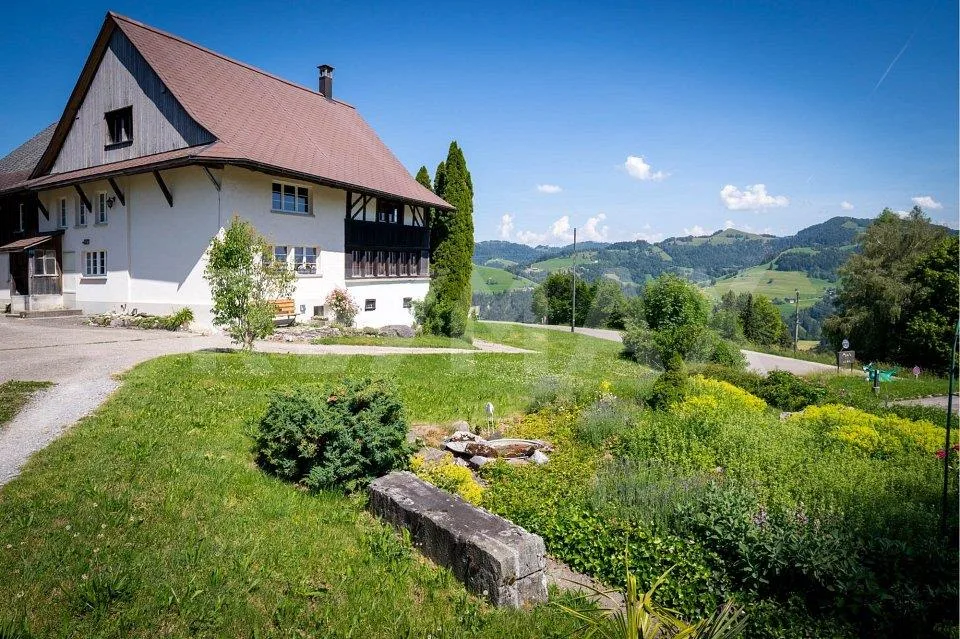 Gemütlich Leben und Geniessen mit Bergsicht in der Gemeinde Bäretswil