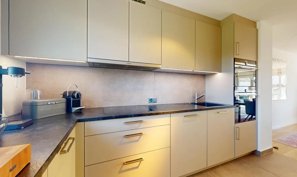 Spacieux duplex en attique ? Volume et confort contemporain