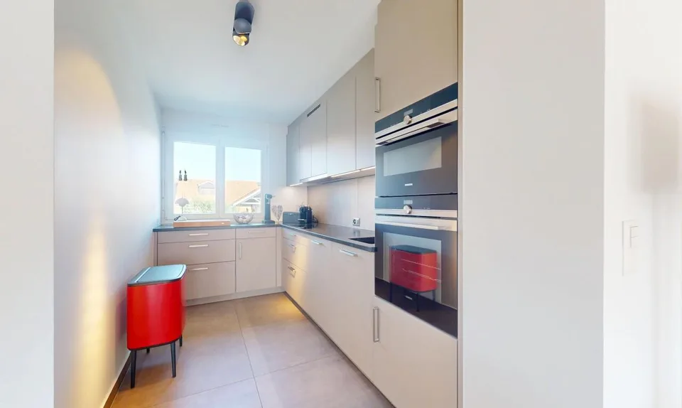 Spacieux duplex en attique ? Volume et confort contemporain