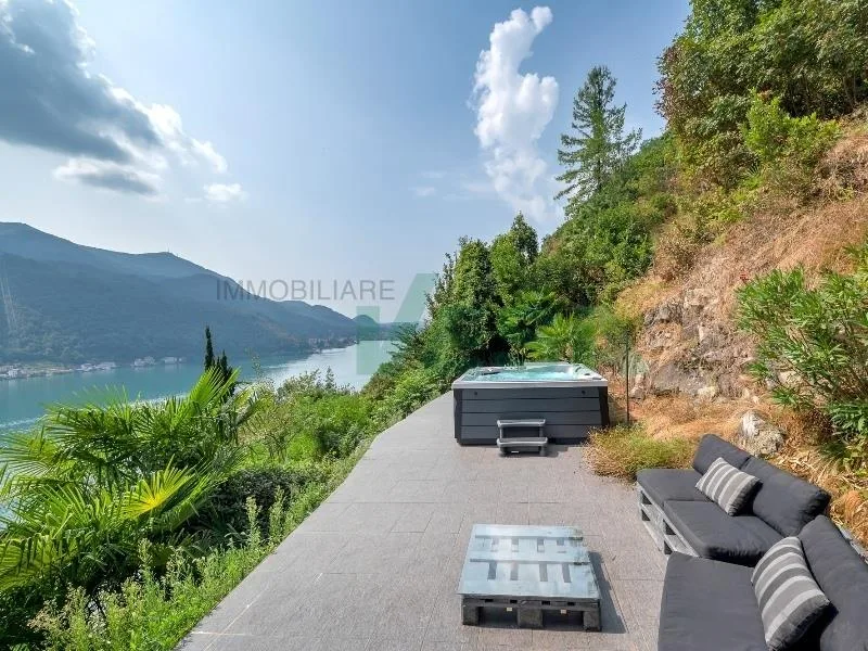 Affascinante proprietà con vista spettacolare e in zona tranquilla