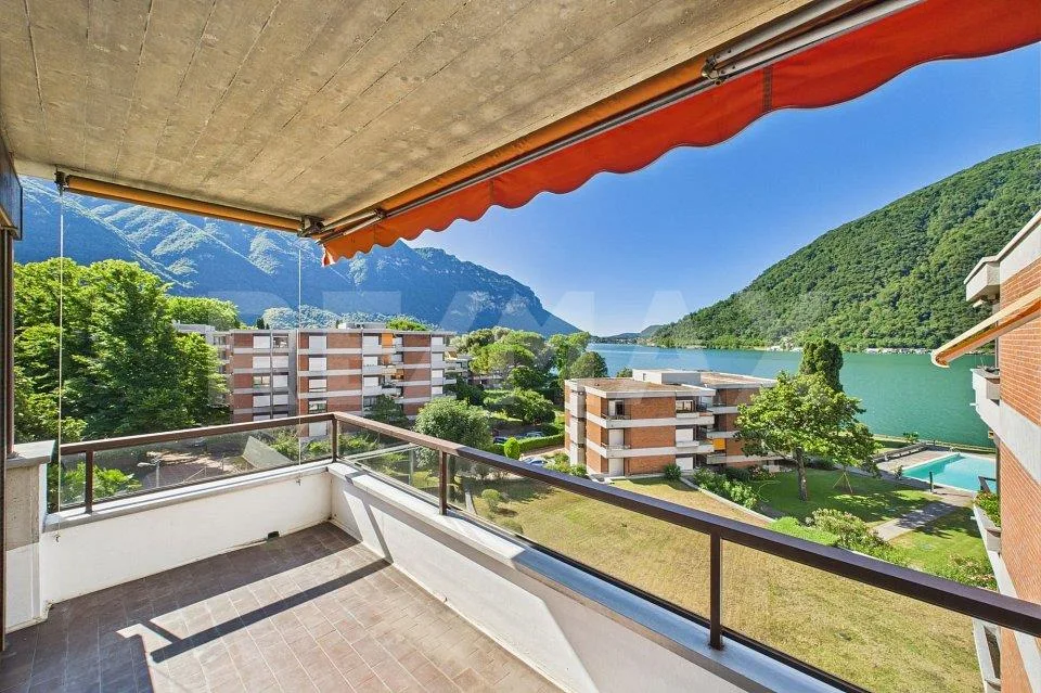 Signorile ultimo piano vista lago con accesso diretto all’acqua