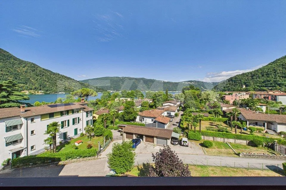 Signorile ultimo piano vista lago con accesso diretto all’acqua