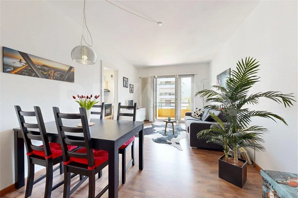 Appartamento con balcone e posteggio