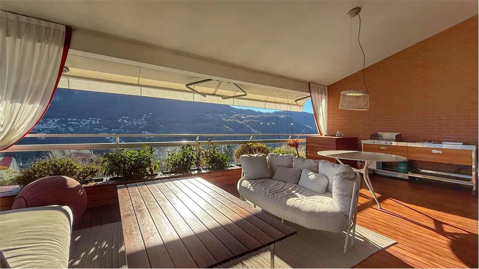 Stupendo attico duplex con vista lago in vendita
