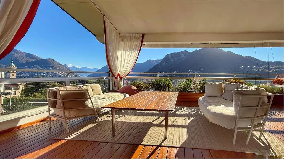 Stupendo attico duplex con vista lago in vendita