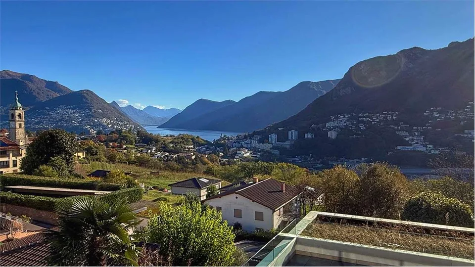 Stupendo attico duplex con vista lago in vendita