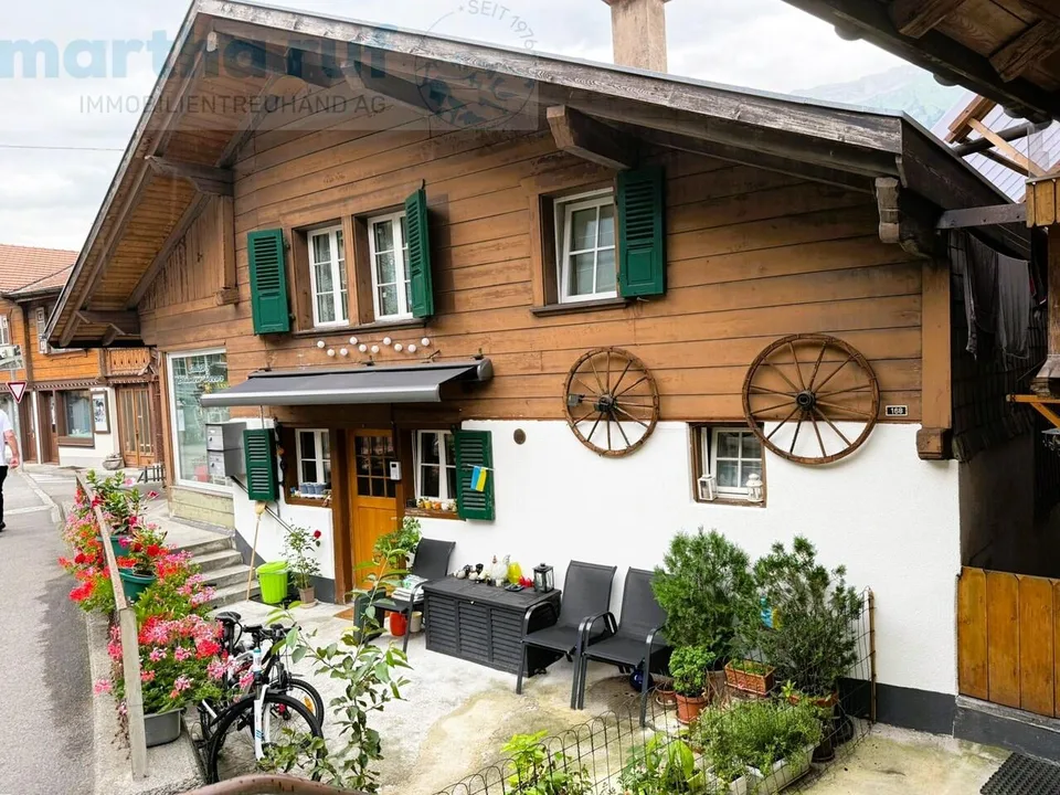Haus mit Wohnung und Ladenfläche