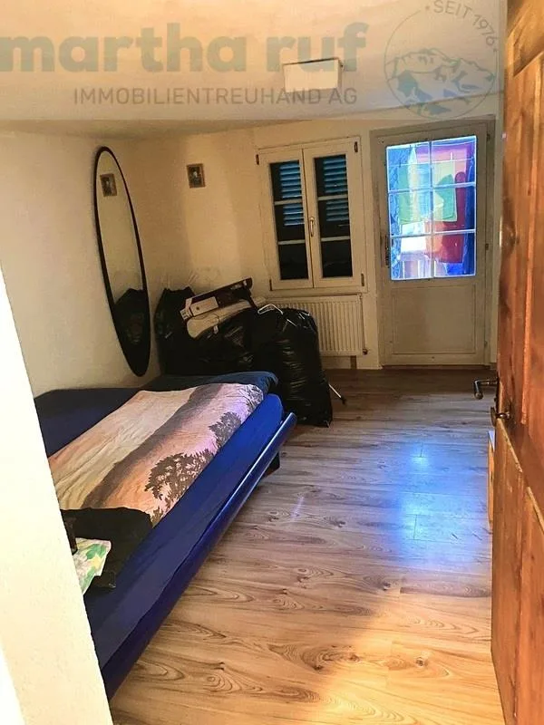 Haus mit Wohnung und Ladenfläche