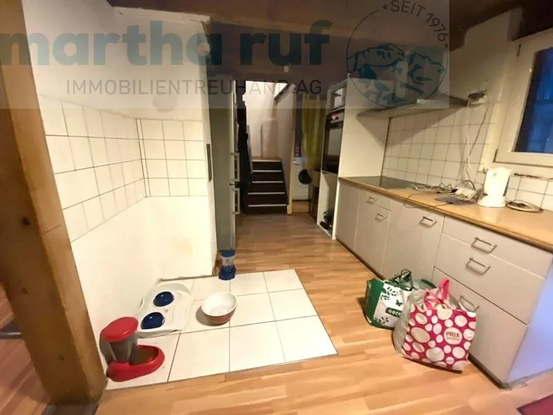 Haus mit Wohnung und Ladenfläche