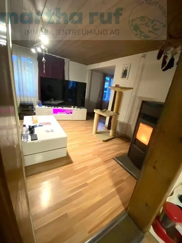 Haus mit Wohnung und Ladenfläche