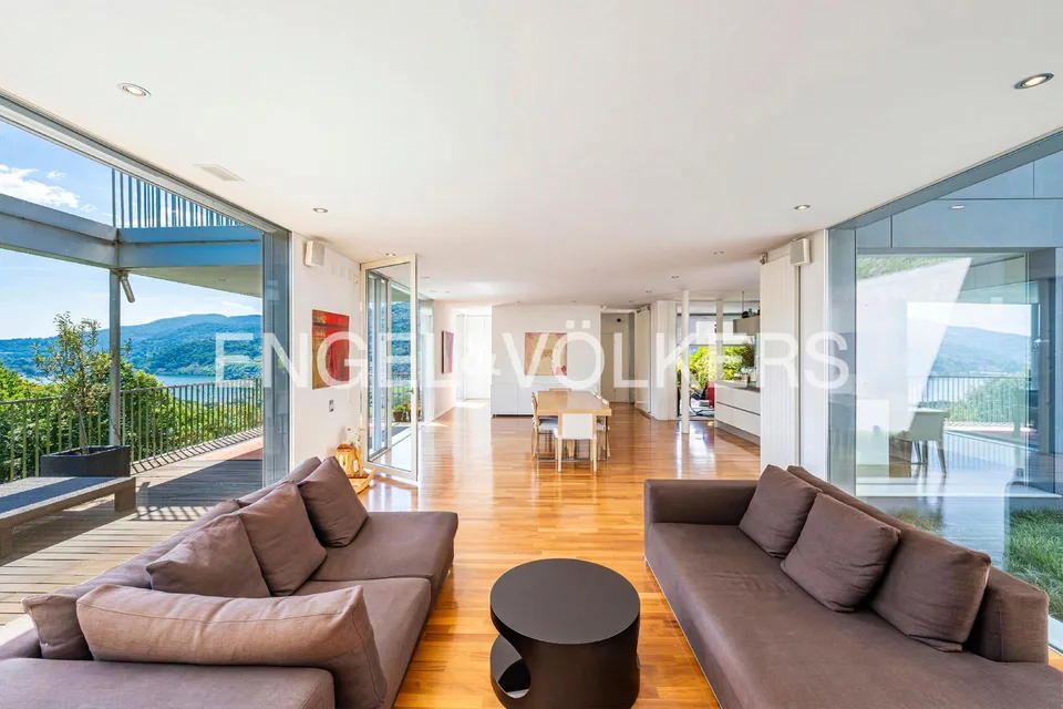 Moderne Villa mit Seeblick und Pool