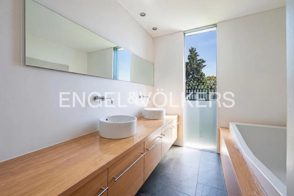 Villa moderne avec vue sur le lac et piscine – photo 9 sur 13