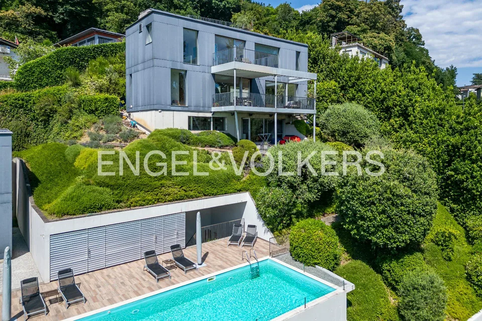 Moderne Villa mit Seeblick und Pool