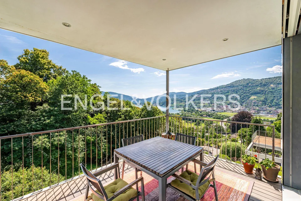 Moderne Villa mit Seeblick und Pool