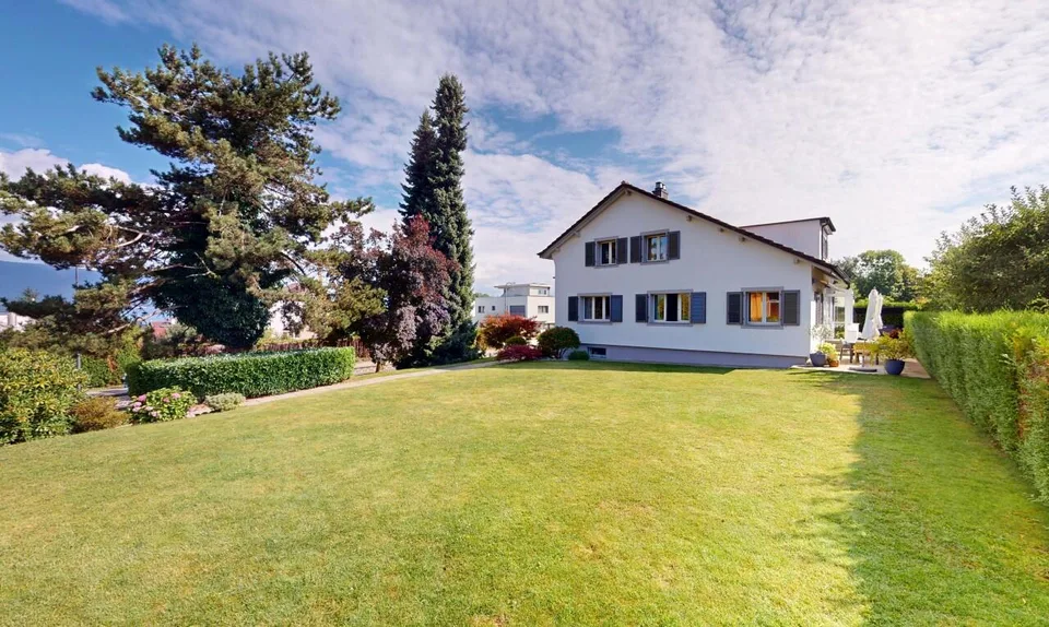 Villa am Ufer des Estavayersees